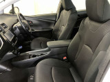 高いホールド性で運転姿勢が安定します。長距離ドライブでも疲れにくいのが魅力です。快適なドライビングライフをお送りください♪