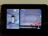 パノラミックビューモニター付きです。車両を上から見たような映像をモニター画面に表示。運転席からの目視では見にくい、車両周辺の状況をリアルタイムでしっかり確認できます。