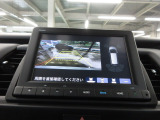 バックカメラの画像です。ガイドラインがスムースな車庫入れをサポートいたします。車庫入れの安心感がアップしますね。