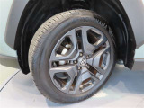 トヨタ純正アルミホイール。タイヤサイズは235/55R19です。