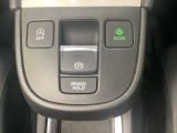 セレクトレバーの下に電子制御パーキングブレーキがあります。スイッチひとつで、停車した地点の傾斜などをシステムが検知・判断してブレーキ力を自動的に最適制御し、しっかり停車できるパーキングシステムです。