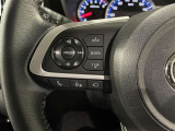 ステアリングスイッチ付きで、運転中に視線を前に向けたまま操作できます。