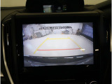 リヤビューカメラには、ハンドル操作に連動したガイドラインを表示。後退時の進路が把握しやすく、駐車や車庫入れを安心して行えます。