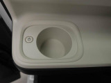 ホットドリンクをちょうどいい温度でキープしてくれる保温機能付きのホッとカップホルダー(前席)。ほっこり快適にドライブをサポート。