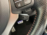 前方の車との車間を設定し、スピードを上げたり緩めたりを自動で行ってくれる追尾式の「レーダークルーズ」。上級装備の一つです!高級車にしかつかない嬉しい機能です。