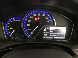 とっても見やすいメーターです。夜間時はラグジュアリーな気分にさせてくれる照明が魅力ですので、夜のドライブも楽しみになりますよ♪