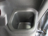 運転席側の手の届きやすい位置にドリンクホルダーが付いています。
