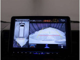 バックモニター付き。駐車の際のサポートとなり、必須アイテムのひとつですよね。それでも、バックする際は必ずご自身の目で確認をしてください。パノラミックビューで上から見下ろした視点でも確認できます!