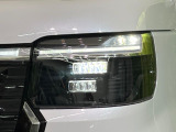 【LEDヘッドライト】悪天候や夜間走行時も良好な視界を確保し安心して運転できる高輝度LEDヘッドライトを装備!点灯速度が早く、消費電力も抑えられています。