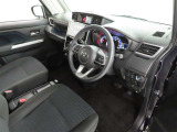 シンプルで使いやすいデザインの運転席です。
