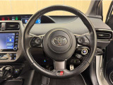 ステアリングスイッチ搭載!手を離さずに手元のスイッチでさまざまな操作が可能。運転中、視線をそらさなくても操作ができて安全です!