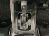 「e:HEV」は、モーター走行を中心にしながら電気エネルギーやエンジン動力を最も効率よく使い分けることができる賢いハイブリッドシステムです。サイドブレーキはスイッチ操作の電子制御パーキングブレーキです