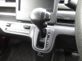 インパネシフトだから視線の移動も少なく足元もスッキリ。運転席もゆったりしているのでゆとりを持ってドライブできますね。