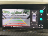 ギアをリバースに入れると車両後方の映像を映し出します。画面にはガイドラインが表示され、車庫入れや縦列駐車などの際に安全確認をサポートします。