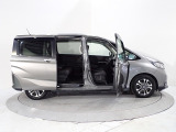 Honda独自のセンタータンクレイアウト、低床設計で床が低くドアも大きく開きますので、女性やお子様、ご年配の方にも一段と乗り降りがしやすくなっています。