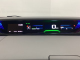中央にデジタル表示のスピードメーターを配したハイブリット専用メーターになっています。左側のインフォメーション画面で燃費などの情報を確認できます。