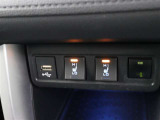 快適温熱シート(運転席・助手席)が装備されています。負担のかかりやすい肩や腰、冷えやすい下肢を効果的に温めてくれます。