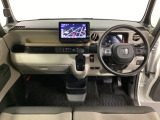 車内は光触媒抗菌消臭施工済です。インパネ周りはスタイリッシュなデザインで機能や装備も充実しています。グローブボックスやカップホルダーのほかにトレーなどたくさんの収納スペースが付いています。