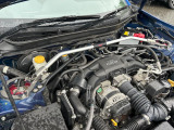 【STIタワーバー】お車の剛性を高めるタワーバーを装備。よりスムーズなコーナリング走行が可能となり、走りも楽しめます。