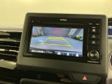 リバースギアに入れるだけで後方の表示へ切り替わります。夜間や雨の日の駐車も楽になりますよ。