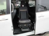 セレナ 1.4 e-POWER ハイウェイスターV セカンドスライドアップシート 