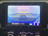 バックでの車庫入れも安心です!リアカメラが付いているバックモニター付のナビを装備しております。操作線もついており距離感も画面から確認できます。