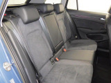 安全性と快適性を追求した、少し硬めのシート。 これは長時間の運転や渋滞などの状況でも、身体の疲労度が少ないことを求めたものです。