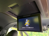 【13.2型フリップダウン】大画面モニターで後席でもエンタメをお楽しみいただけます。家族や友人とお出かけする機会が多い方に大人気です♪