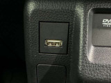 充電用USB端子付き。スマートフォンなどの充電に便利です。