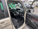【運転席】座り心地が良いシートなので長時間の運転でも快適にお過ごしいただけます。新品のフロアマットのご注文も可能です。掲載箇所以外にご希望の写真がございましたらお気軽にお問い合わせ下さい。