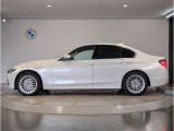 【拘りのFR】BMWが多く採用するFR車。ダイレクトでスポーティな加速感・シャープなハンドリングを実現。縦置きエンジンレイアウトにより、フラットで上質な乗り味です。