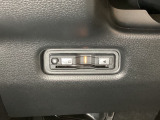 ハンドルの左下にETCがついています。高速道路の料金所の通過も楽々です!。 カードの取り出しもしやすい場所についています。