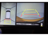 4つのカメラ映像を合成し上から見ているような映像を表示するパノラミックビューモニター