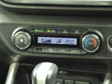 オートエアコンを装備しておりますので、四季を通じて車内を快適な温度に保つことが出来ます!高級感が有りますね!