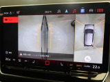 ギアをリバースに入れると車両後方の映像に加え上空からの車両周囲の疑似映像を映し出します。画面にはガイドラインが表示され、車庫入れや縦列駐車などの際に安全確認をサポートします。