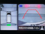 【アラウンドビューモニター】まるでクルマを真上から見ているようなアラウンドビューモニターで運転をサポート。運転席から見えにくい車の四隅や後方もモニターでしっかり見えます。