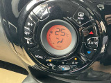 オートエアコンは、温度や風量を自動で調整してくれるため、運転に集中でき、疲労軽減にもつながります。また、車内の温度を一定に保つことで、結露やカビの発生を防ぐ効果もあります。