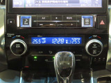 左右独立温度コントロールフルオートエアコンです。運転席、助手席それぞれで独立して温度設定ができます。冷え性の方が乗っても安心ですね♪