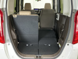 リアシートを前方に倒せば、つり道具など長尺物も収納可能です。左右別々で倒せる2分割式です