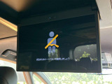 【13.2型有機ELフリップダウン】三列目からでも迫力のエンタメが観れる大画面フリップダウン。有機ELのモニターでは、一般的なフリップダウンよりも高コントラストでキレイな映像を楽しめます。