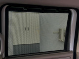 【ロールシェード】日差しや車外からの光が眩しいときにサッと引き出して使える、ロール格納タイプのサンシェードを装備。後席に乗ったお子様がウトウトしだした時など、ぜひご活用ください♪