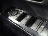 パワーウインドウスイッチ★電動格納機能付きで運転席からドアミラーの角度が調整可能です。電動格納機能付きです♪