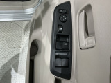 狭い駐車場で便利な電動格納ドアミラーが付いています。