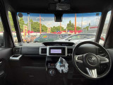 見通しのよいすっきりとした視界で、誰でも運転しやすいです。運転のしやすさは疲れにくさにも繋がりますよ♪