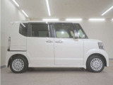 リアには左右スライドドアを採用。狭い駐車場でも開閉しやすく、強風の日でもドアが煽られにくくなっております。小さなお子さまやご年配の方も安心して乗り降りできます。