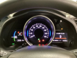 ハイブリット車専用のメーターです。中央のスピードメーターより左右のサブデスプレイで燃費や動力伝達などの情報が見れるようになっています。