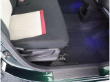運転席にはシートアジャスター装備です☆彡