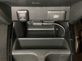 アクセサリーソケットはUSBのアダプターなどをつければ、スマホの充電にも使えます。横にはVIDEO端子がついており、周辺には物が置けるBOXがついています。