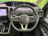インテリアに合わせたデザインのステアリングは、運転される方のことも考え、運転しやすい形状、大きさです。是非一度、実際に触ってお確かめください。