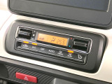 【オートエアコン】一度お好みの温度に設定すれば、車内の温度を検知し風量や温度を自動で調整。暑い&hellip;寒い&hellip;と何度もスイッチ操作をする必要はありません。快適な車内空間には必須の機能ですね♪